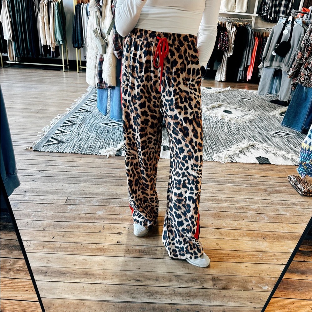 eesome leopard print pants with Relaxed Fit - NWOT!